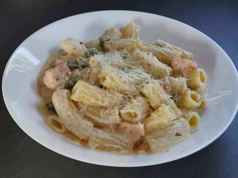 Quick creamy salmon pasta